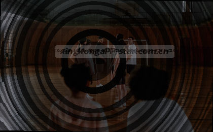 数据图表旁,一只手正指着跳跃上升的曲线。